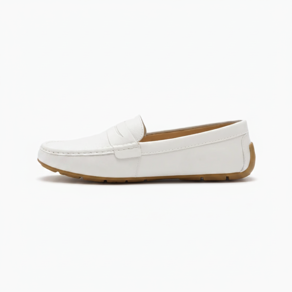 Détail de la couture précise sur l'empeigne des mocassins blancs, signe de qualité artisanale.