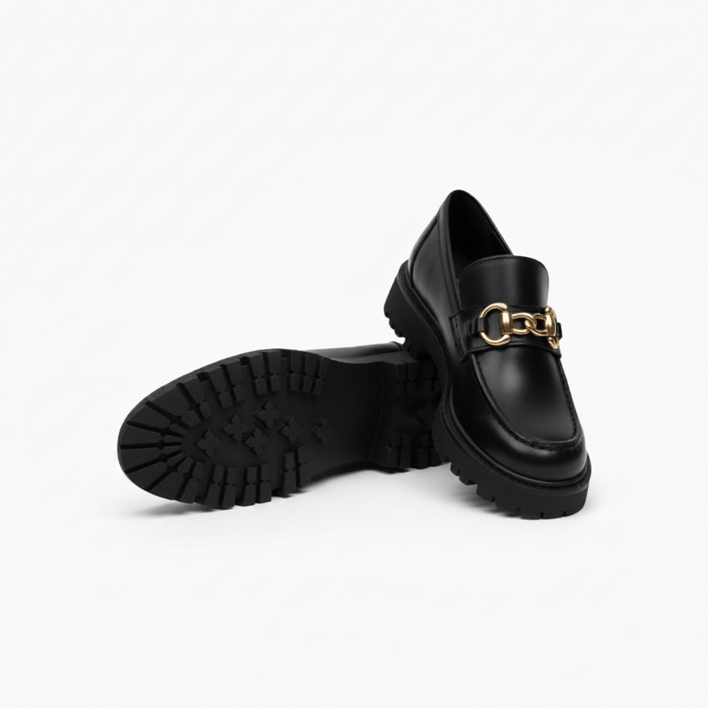 Texture détaillée du cuir noir de première qualité d'un mocassin plateforme, reflétant son aspect luxueux.