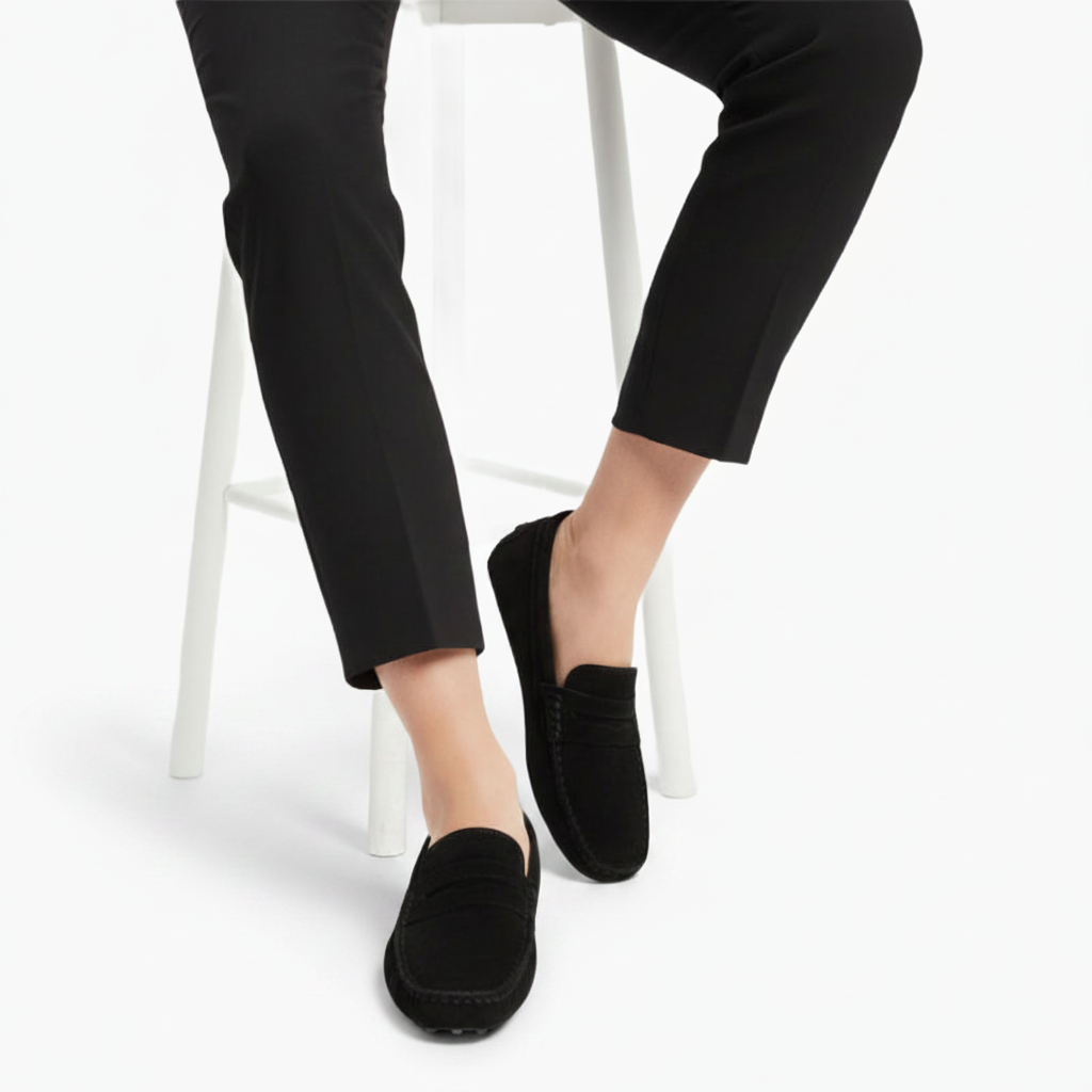 Mocassins en daim noir femme, vus du dessus, parfaits pour une allure décontractée chic et confortable.