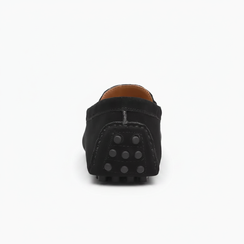 Paire de mocassins noirs vue de l'arrière, révélant la courbure élégante et le confort de la doublure intérieure.