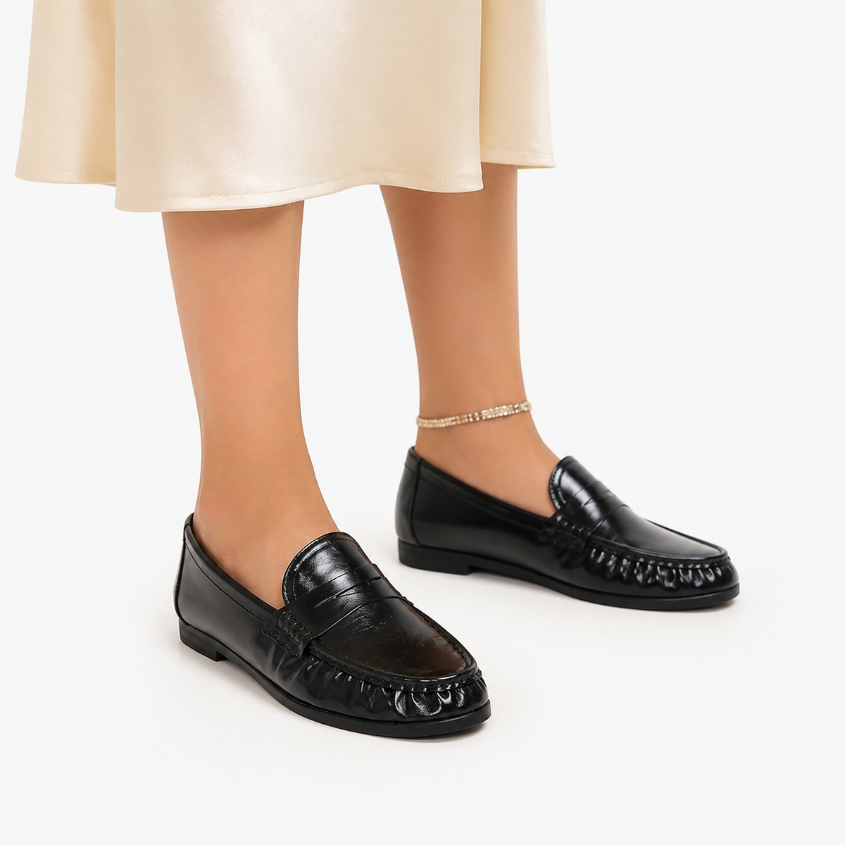 Mocassin Noir Cuir Femme : L'Épure au Quotidien & le Confort Souple