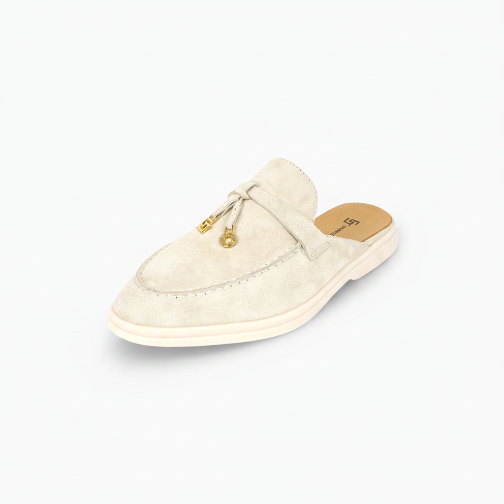 Mocassin ouvert crème en suède d'agneau, élégant et confortable, vu de face sur fond clair.