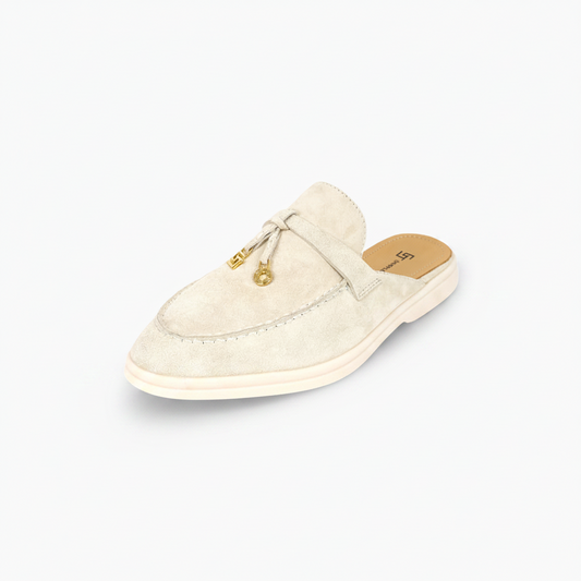 Mocassin ouvert crème en suède d'agneau, élégant et confortable, vu de face sur fond clair.