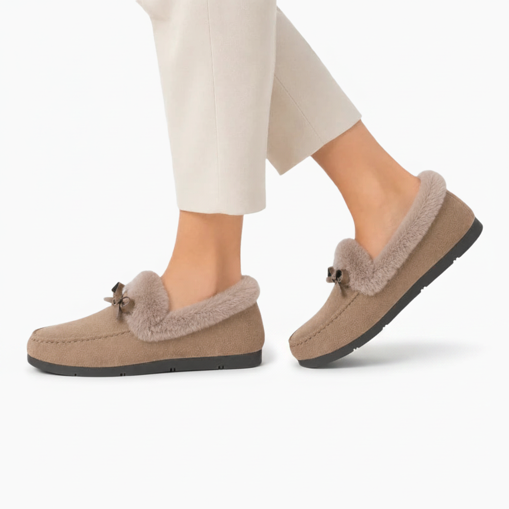 Chausson mocassin beige élégant pour femme, avec son extérieur en coton naturel et sa semelle robuste.