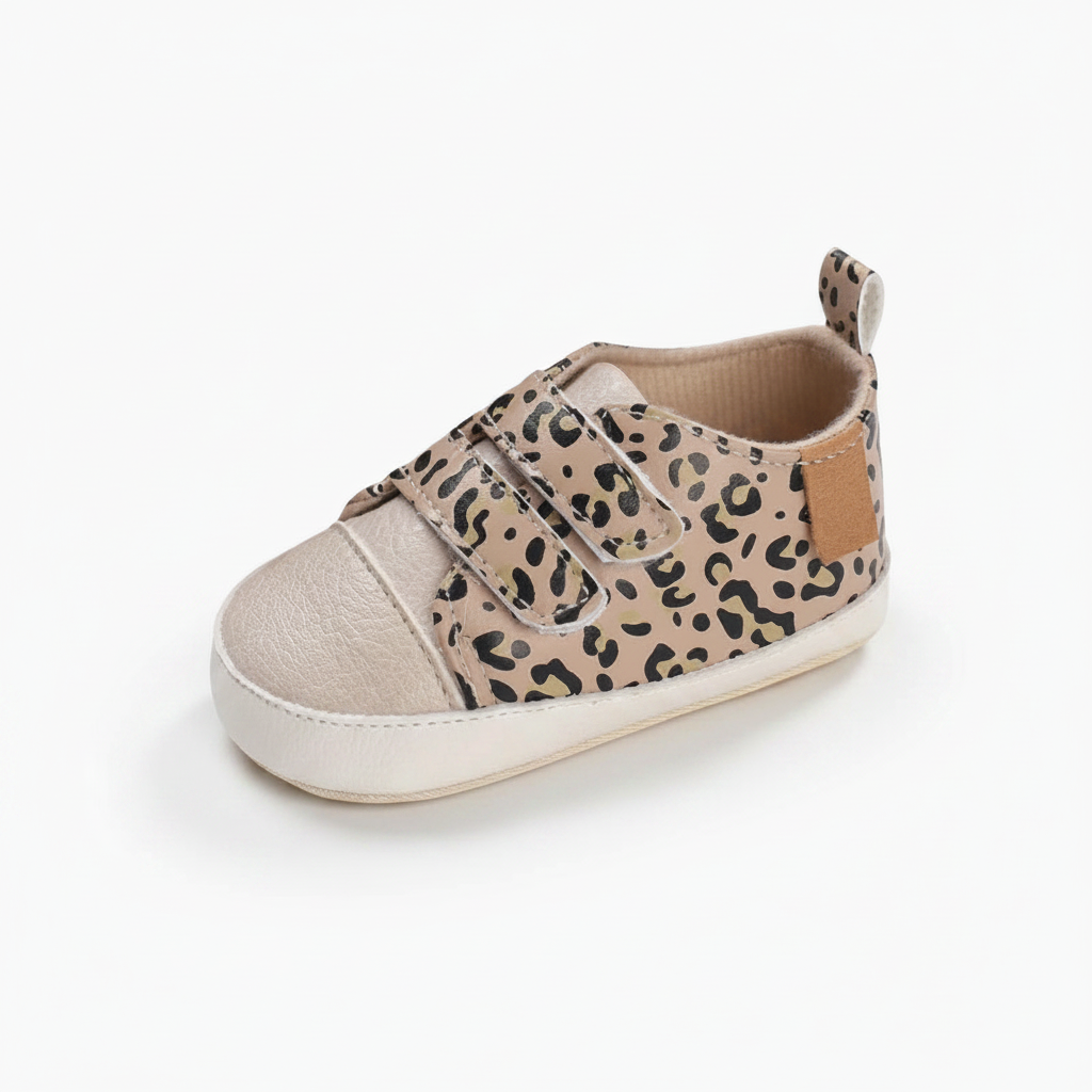 Mocassin bébé à motif léopard avec fermeture scratch, parfait pour les premiers pas.