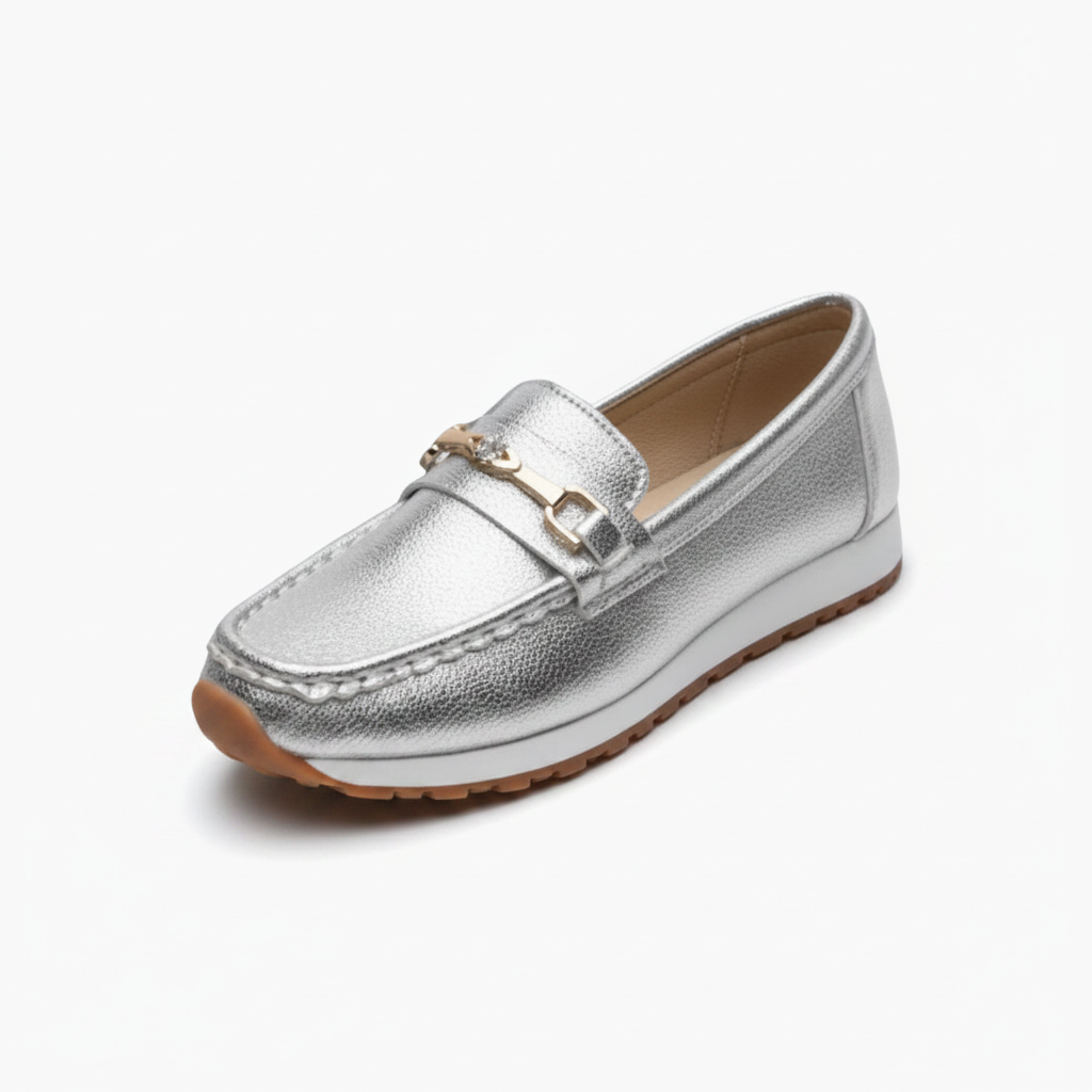 Mocassin argenté pour femme en cuir véritable, offrant un éclat chic et un confort raffiné au quotidien.