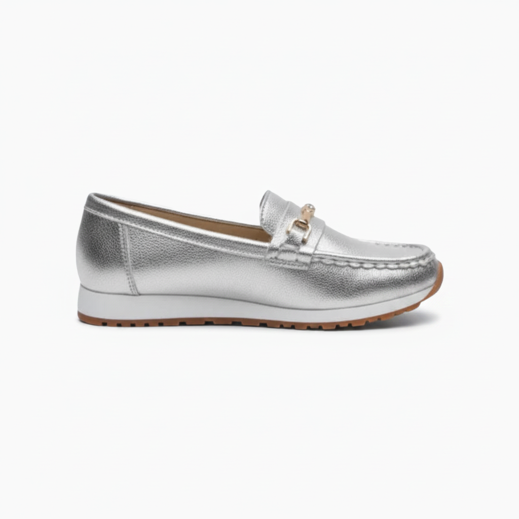 Mocassin femme argenté porté, illuminant une tenue casual chic avec style et modernité.