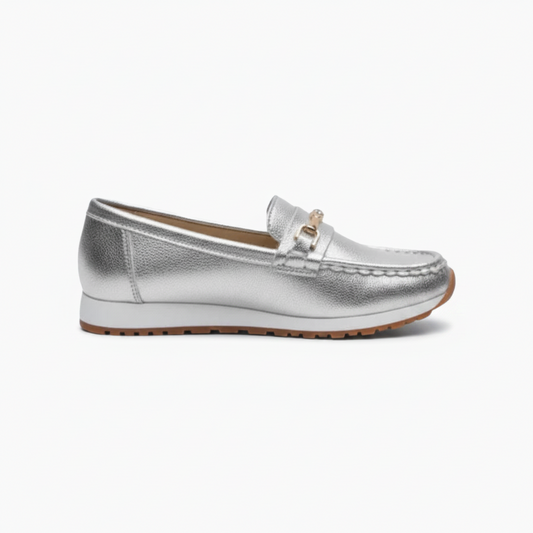 Mocassin femme argenté porté, illuminant une tenue casual chic avec style et modernité.