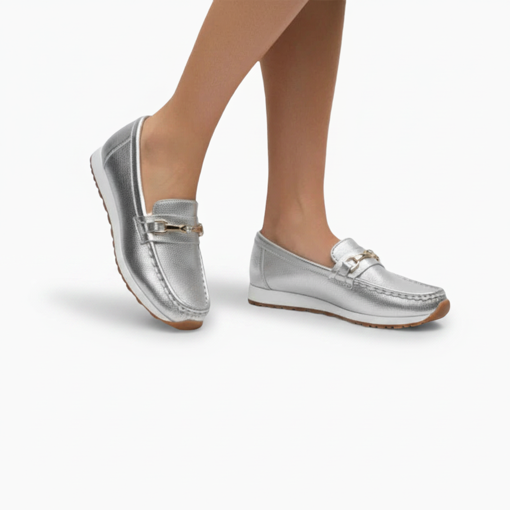 Vue latérale d'un mocassin en cuir argenté, soulignant sa silhouette classique et son talon subtil.