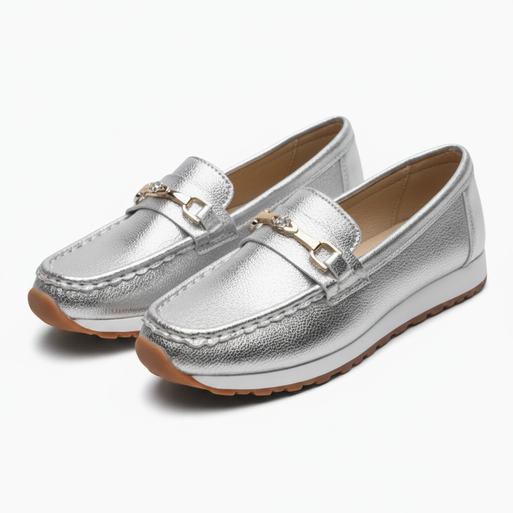 Détail de la couture et de la finition impeccable du cuir argenté sur un mocassin femme.