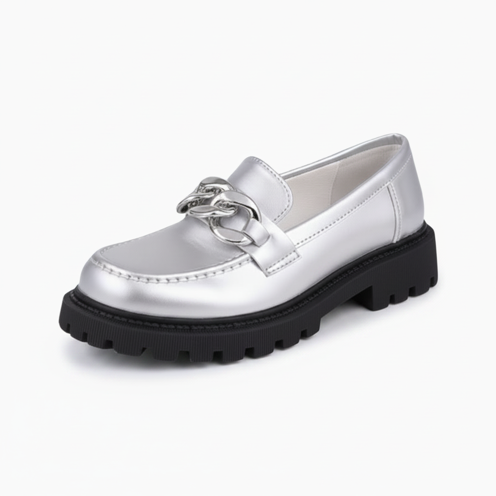 Mocassins argentés pour femme, vue de face, éclat métallique et design moderne.
