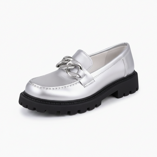 Mocassins argentés pour femme, vue de face, éclat métallique et design moderne.