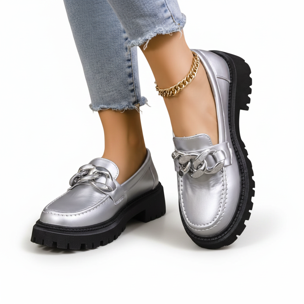 Vue de dessus des mocassins argentés, révélant la texture brillante et la coupe classique.