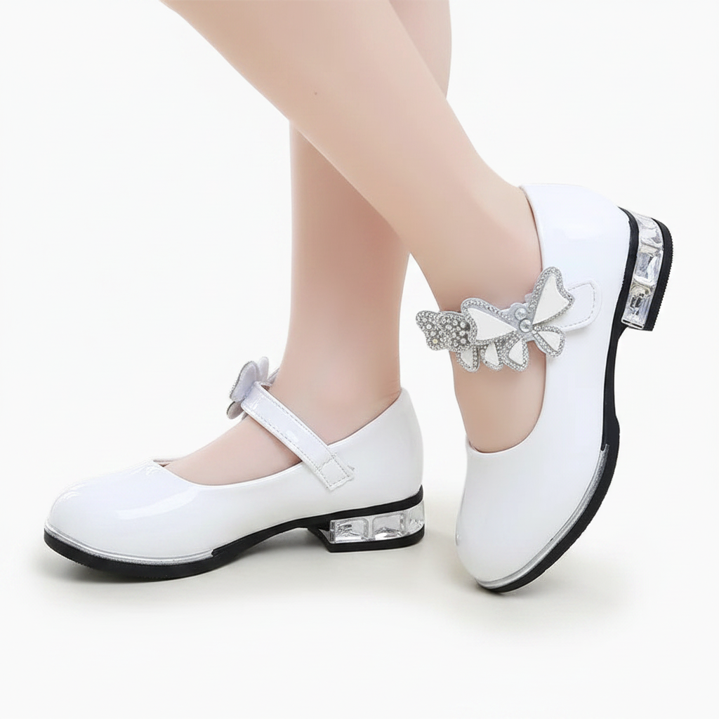 Chaussure de cérémonie blanche pour fillette, parfaite pour un mariage ou une fête d'école.