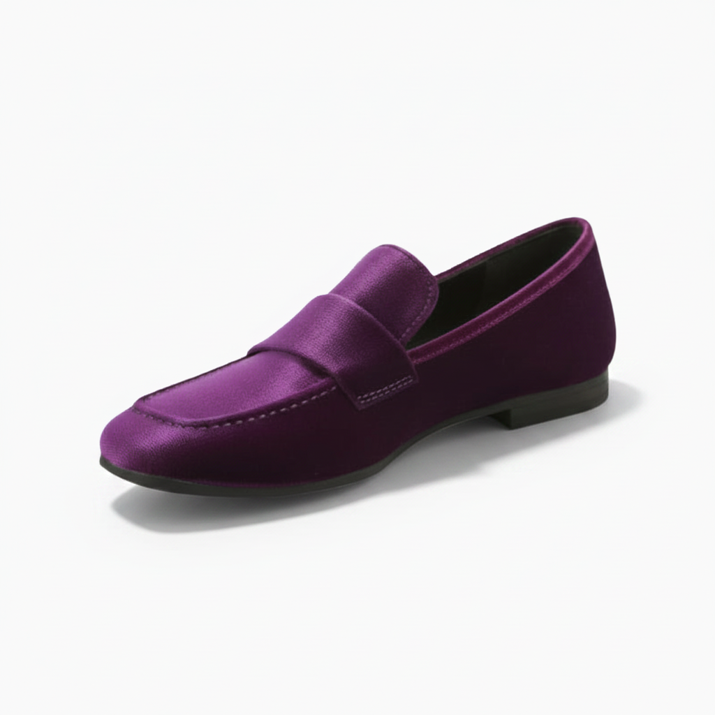Mocassin bateau violet en cuir pour femme, élégant et audacieux, vu de face sur fond neutre.