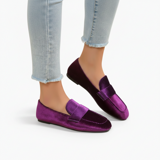 Vue plongeante sur la paire de mocassins bateaux violets, mettant en avant leur design raffiné.