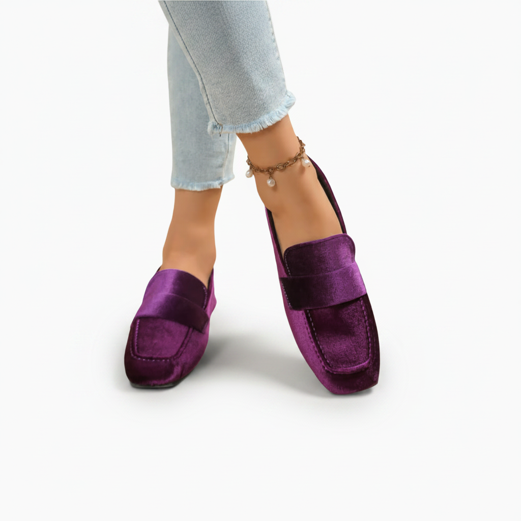 Texture détaillée du cuir véritable violet, soulignant la qualité et la richesse de la matière.
