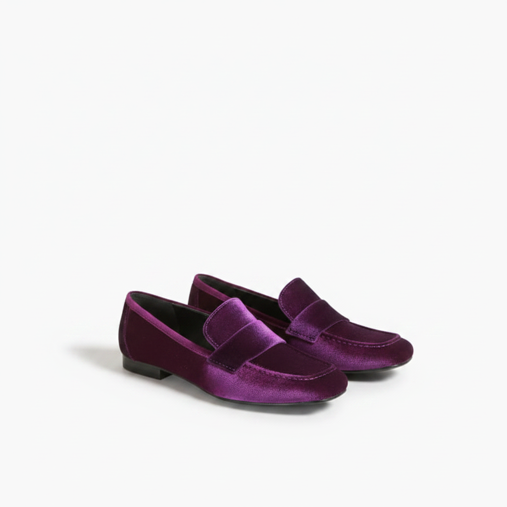 Pied glissé dans un mocassin bateau violet, confort et élégance pour une journée active et tendance.