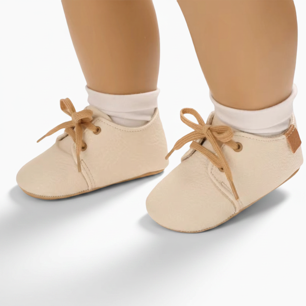 Texture détaillée du cuir respirant d'un élégant mocassin pour enfant.