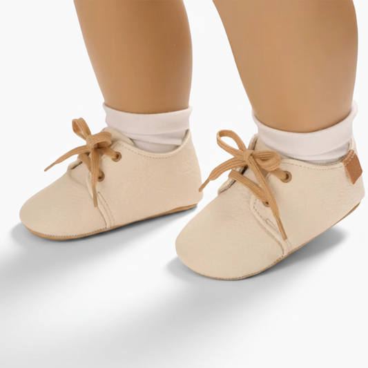 Texture détaillée du cuir respirant d'un élégant mocassin pour enfant.