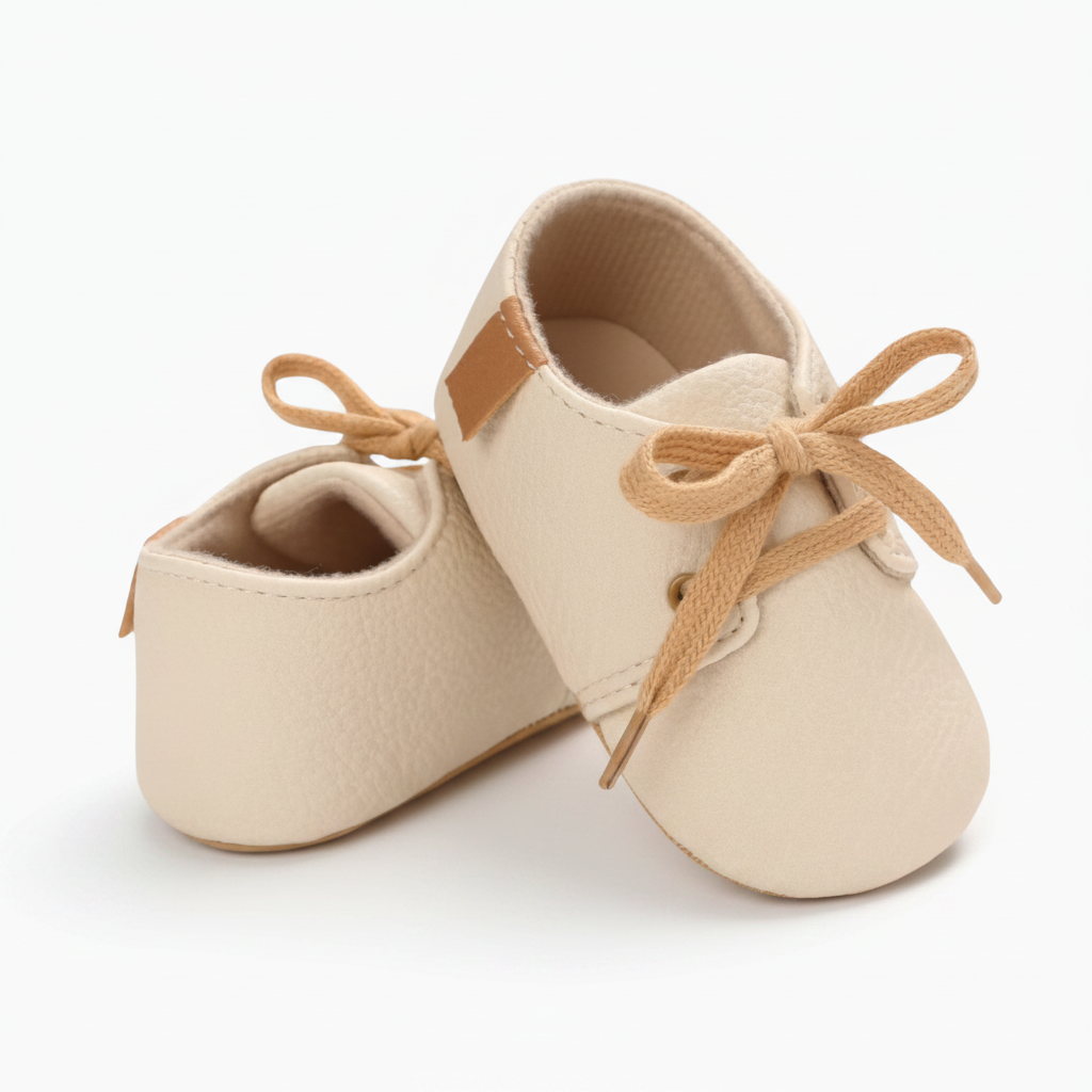 Bébé faisant ses premiers pas assurés, portant des mocassins en cuir beige doux.