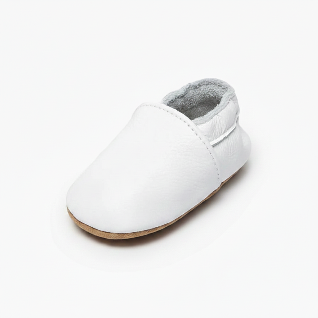 Mocassin bébé en cuir blanc pur, idéal pour les premiers pas et l'élégance quotidienne.