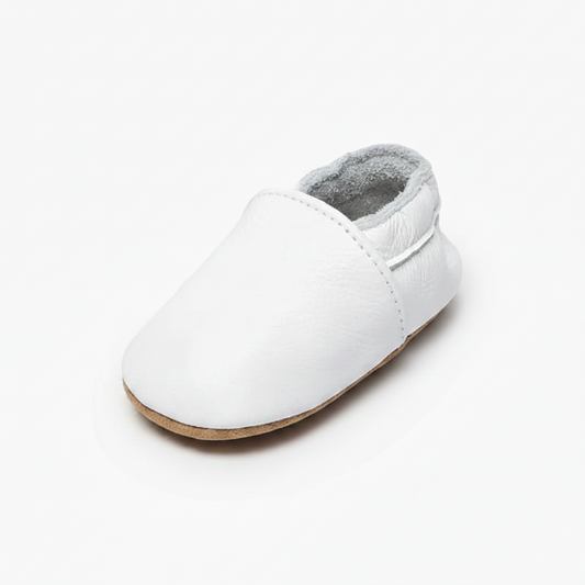 Mocassin bébé en cuir blanc pur, idéal pour les premiers pas et l'élégance quotidienne.