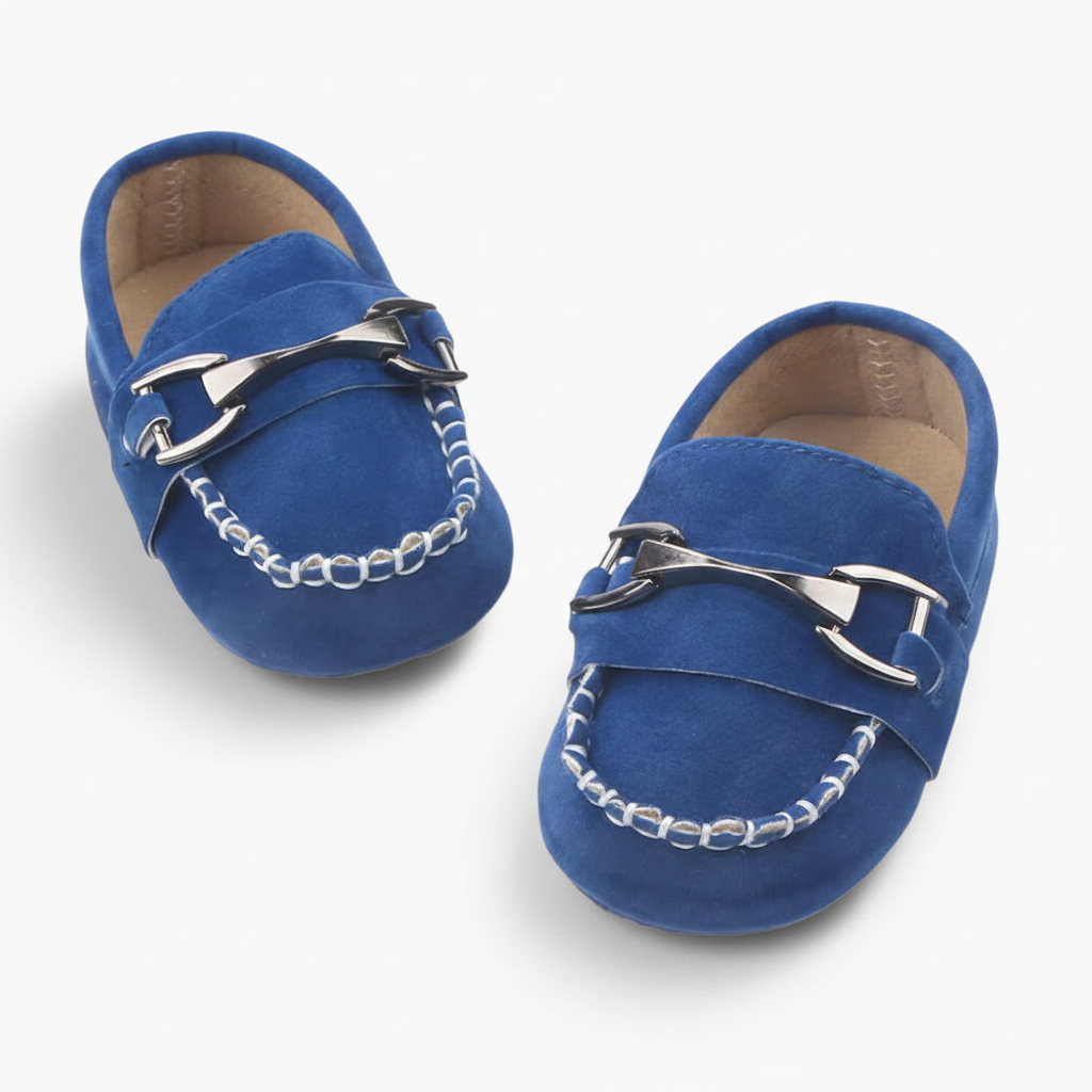 Un enfant en bas âge debout, chaussé de mocassins bleus, illustrant confort et maintien pour ses pieds.