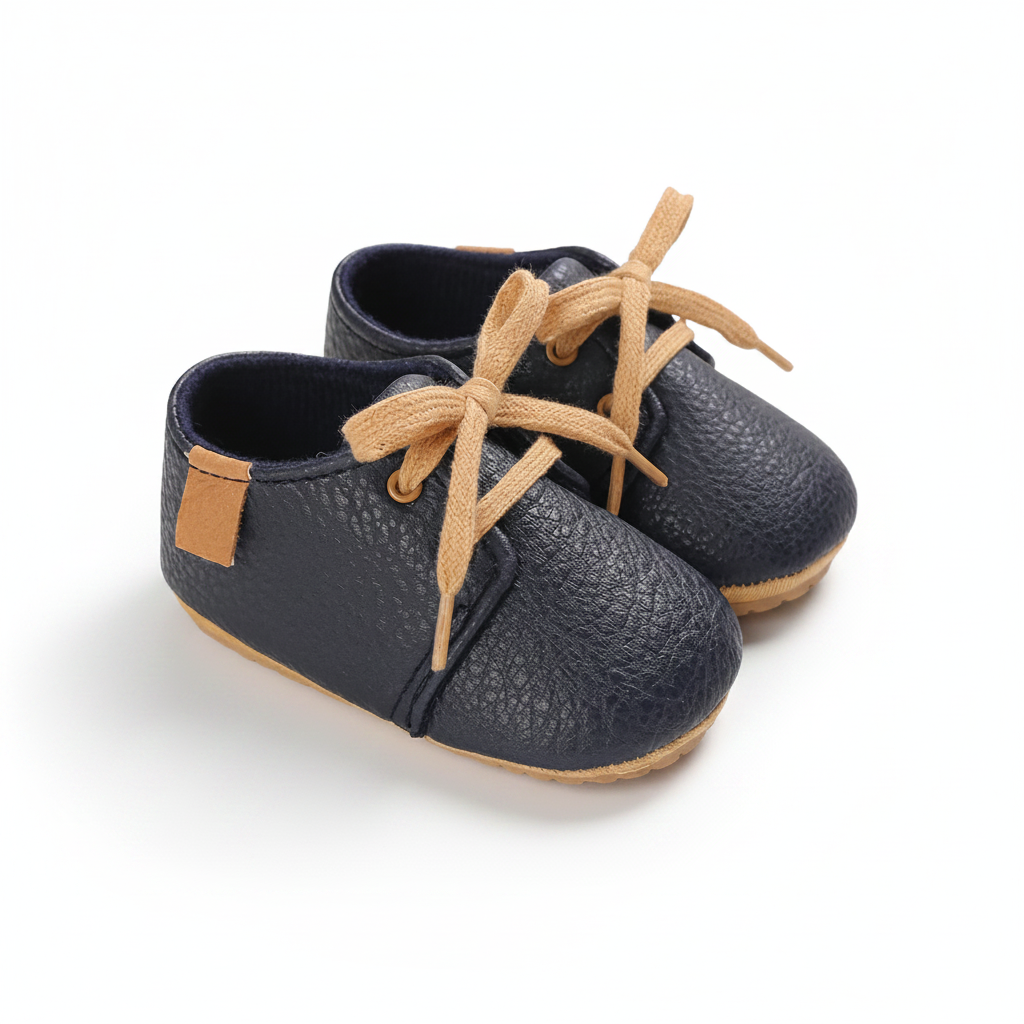 Détail de la couture impeccable et de la semelle antidérapante du mocassin bébé en cuir marine.