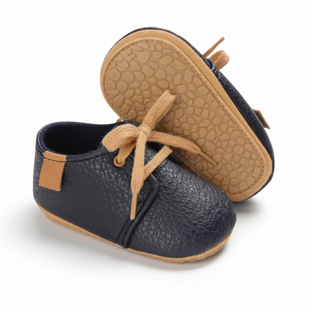Un bambin jouant sur le tapis, ses pieds chaussés de mocassins confortables et stylés.