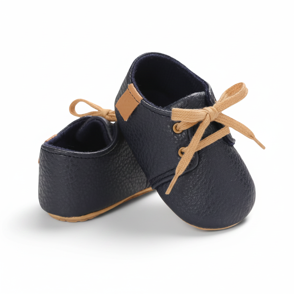 Ensemble de bébé chic avec un pantalon clair et des mocassins bleu marine pour une tenue tendance.