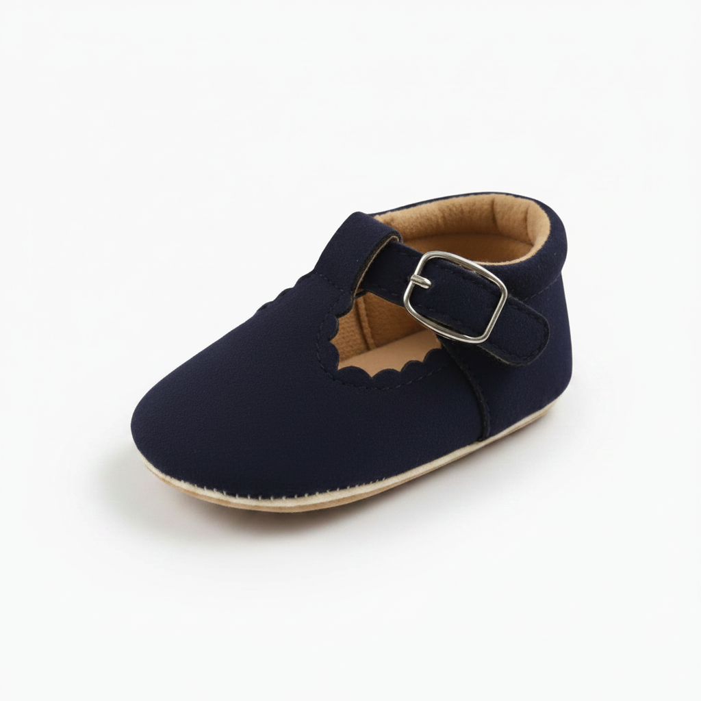 Mocassin bébé bleu marine élégant, idéal pour les premiers pas et l'éveil de votre enfant.