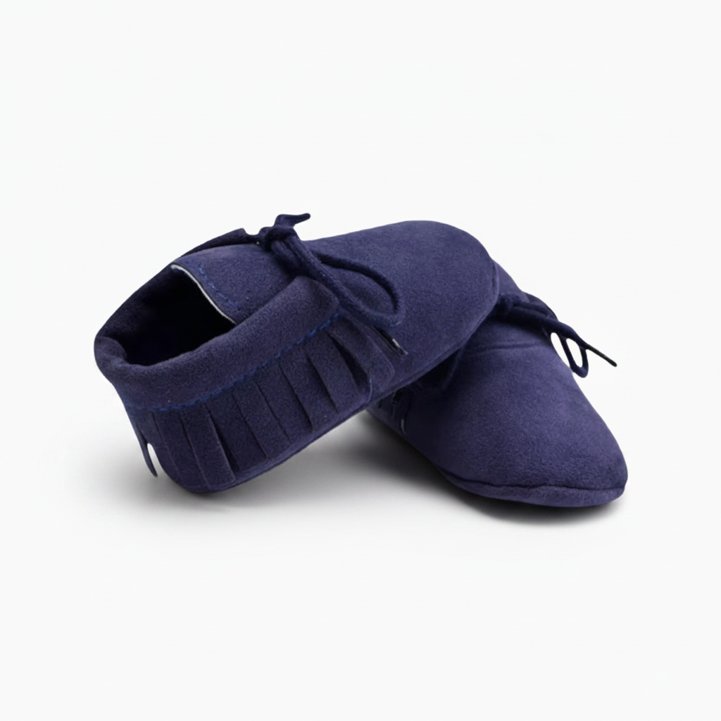 Mocassin bébé en daim bleu marine avec lacets décoratifs, parfait pour un look élégant et décontracté.