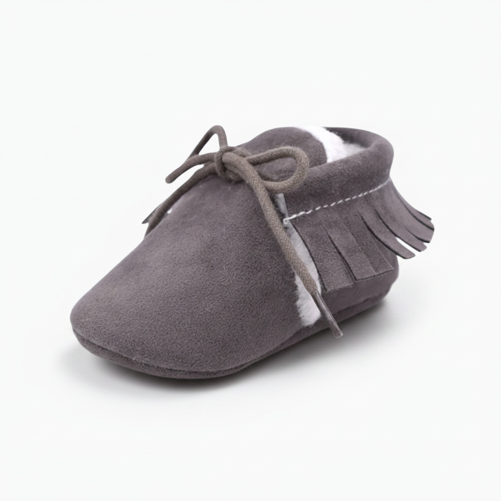 Mocassins bébé en daim gris, vue de face, parfaits pour les premiers pas.