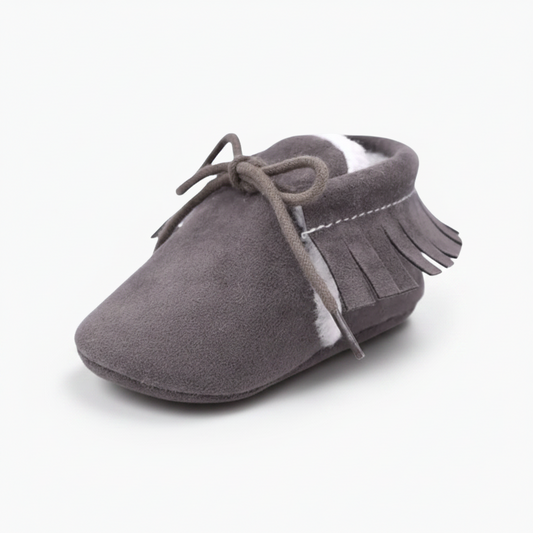 Mocassins bébé en daim gris, vue de face, parfaits pour les premiers pas.