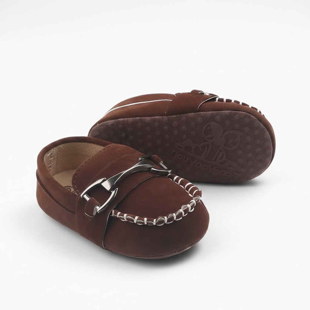 Détail de la chaînette métallique sur le mocassin marron, ajoutant une touche chic et raffinée.