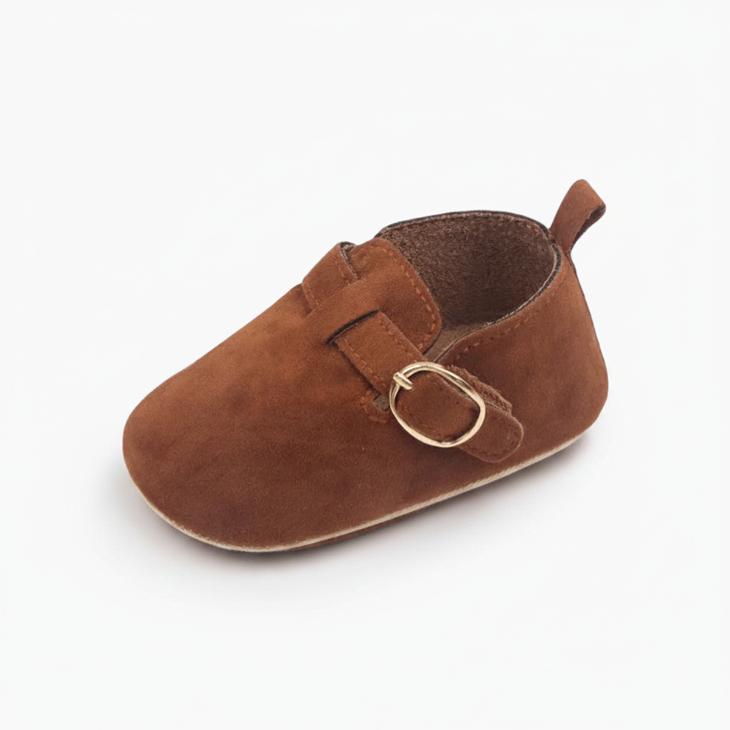 Mocassin bébé en daim marron, élégant et souple, parfait pour les premiers pas de l'enfant.