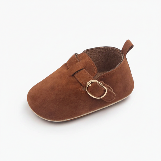 Mocassin bébé en daim marron, élégant et souple, parfait pour les premiers pas de l'enfant.