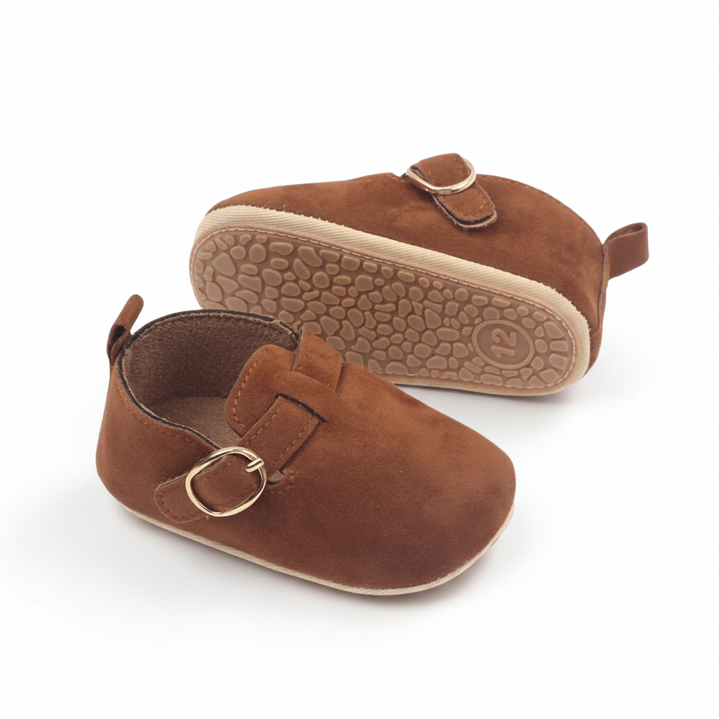 Semelle antidérapante en caoutchouc d'un mocassin bébé, garantissant sécurité et stabilité pour les petits pieds.