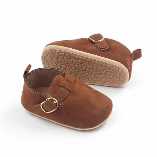 Semelle antidérapante en caoutchouc d'un mocassin bébé, garantissant sécurité et stabilité pour les petits pieds.