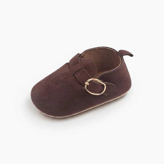 Mocassins bébé en daim marron foncé, vue de dessus, soulignant la texture douce et élégante.