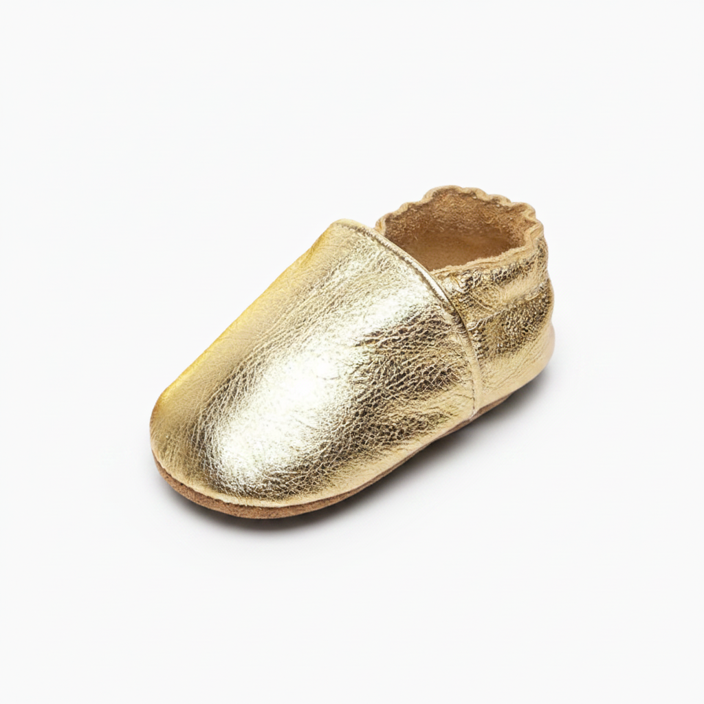Mocassins bébé dorés élégants pour premiers pas, alliant style raffiné et confort essentiel.