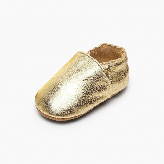 Mocassins bébé dorés élégants pour premiers pas, alliant style raffiné et confort essentiel.