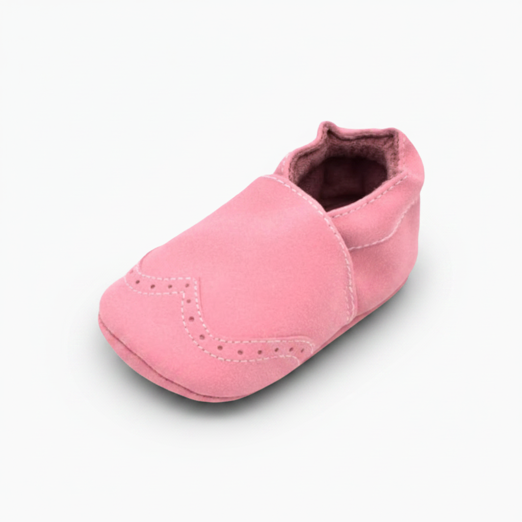 Mocassin bébé fille rose pâle, avec bout arrondi et délicat nœud décoratif sur le dessus.