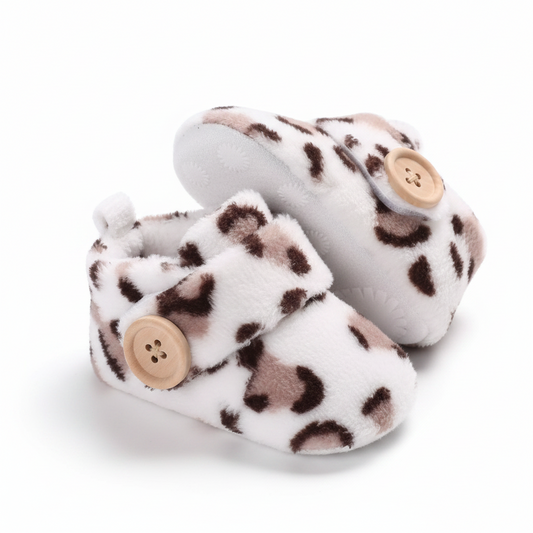 Motif léopard détaillé sur le tissu en coton du mocassin, stimulant l'éveil visuel de l'enfant.