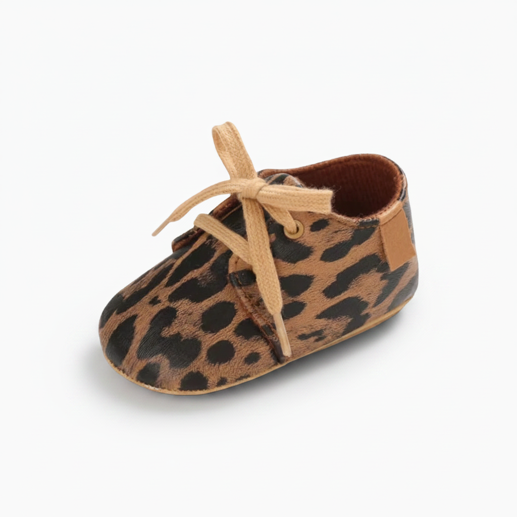 Mocassins bébé léopard en cuir souple, parfaits pour les premiers pas d'une petite fille.