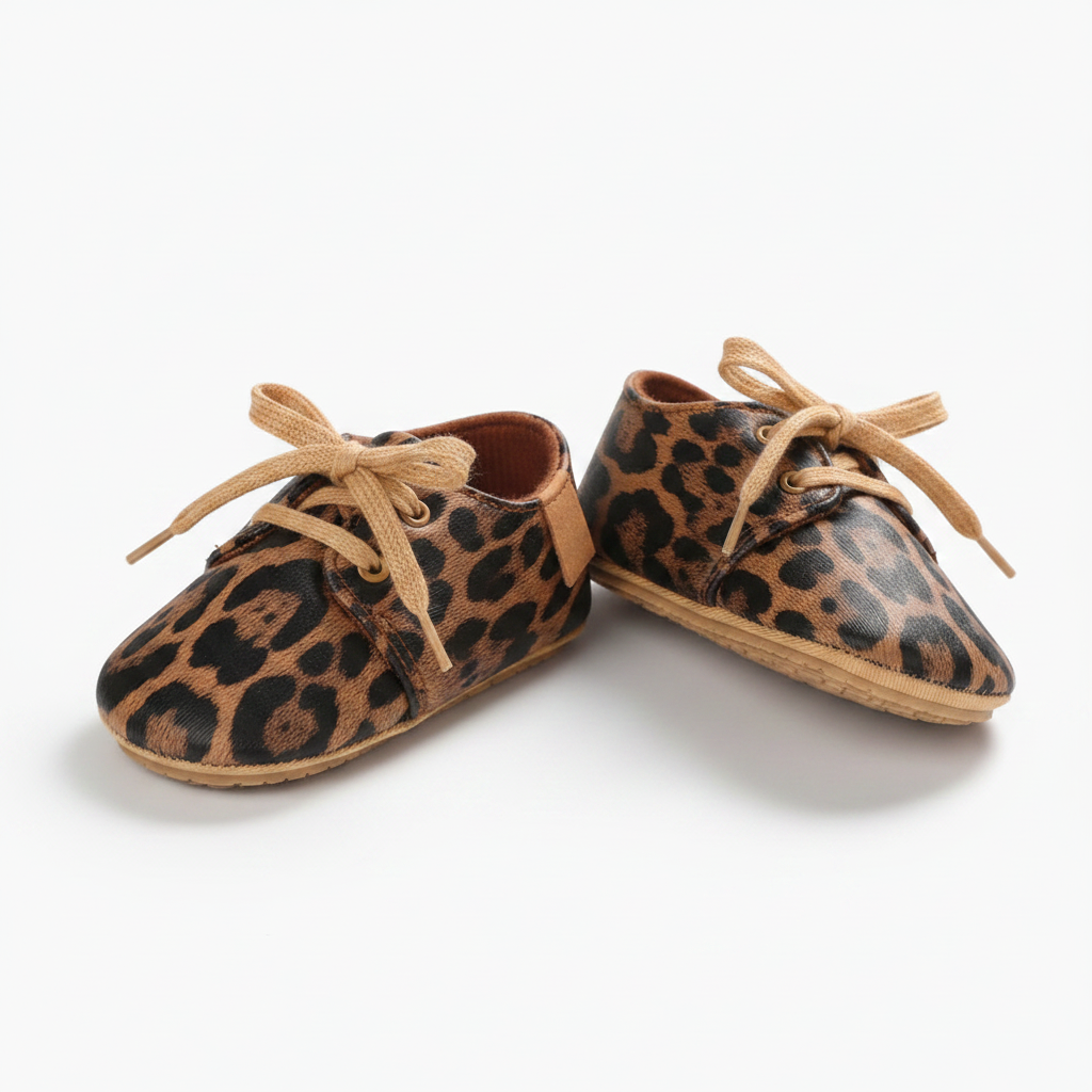 Détail du dessus en cuir souple d'un mocassin bébé léopard, montrant sa texture et son confort.