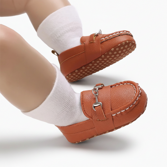 Vue latérale détaillée d'un mocassin bébé marron, montrant la semelle souple et le confort optimal pour les tout-petits.
