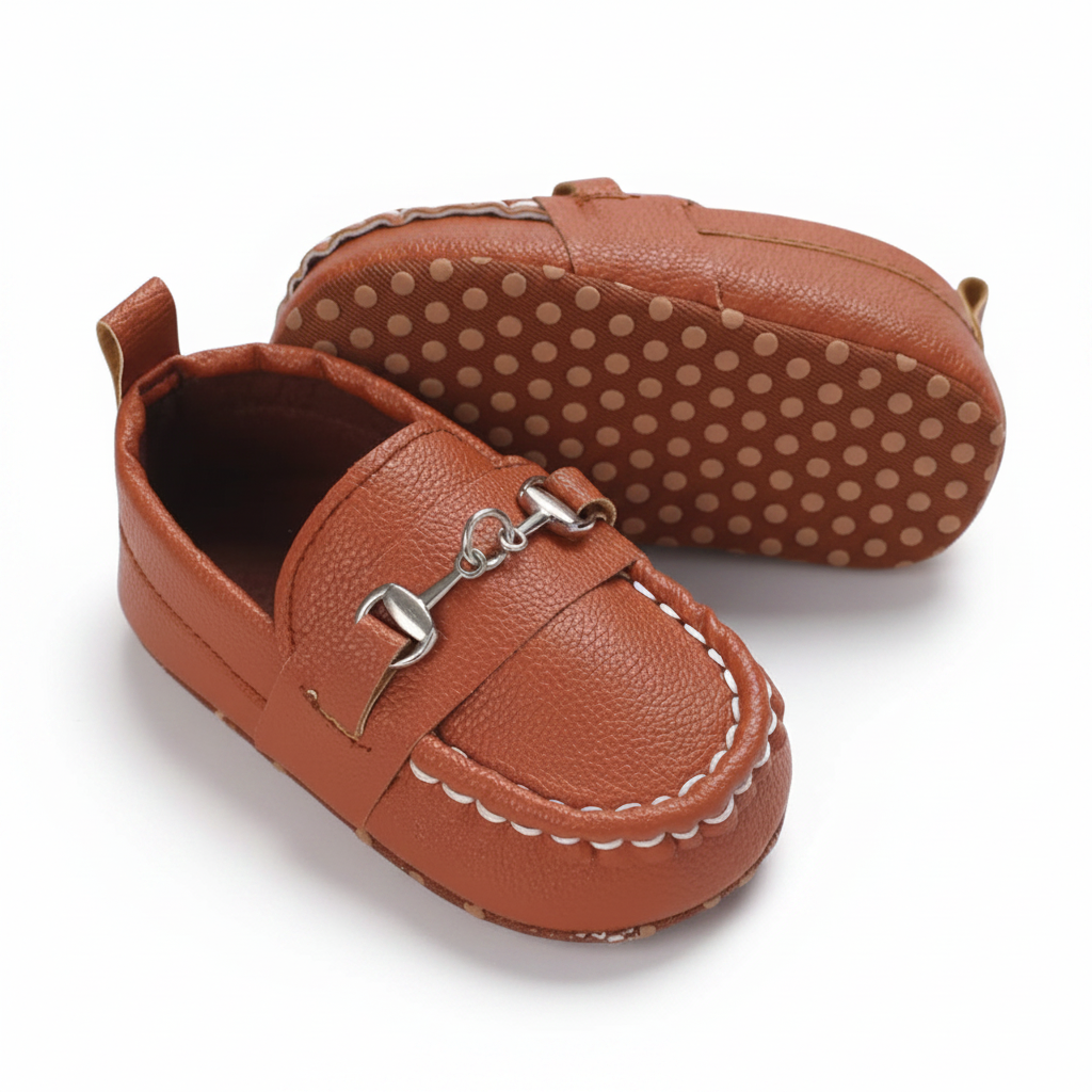 Tenue de bébé complétée par les charmants mocassins marron à chaînette, prêts pour toute occasion, du jeu à la sortie.