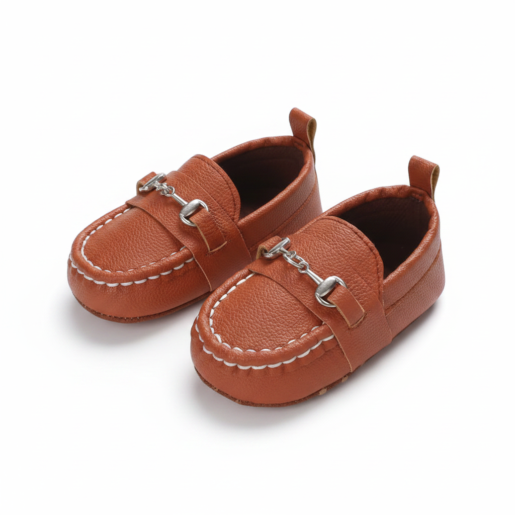 Détail du cuir souple du mocassin bébé marron, promettant un confort inégalé et une protection délicate pour les petits pieds